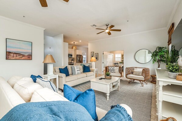 Unwind here after a beach day—spacious, bright & perfect for gathering