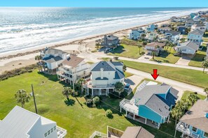 Just 3 houses away from beach access