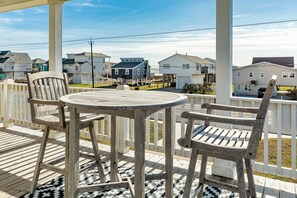 Enjoy peek-a-boo Gulf views from the covered deck