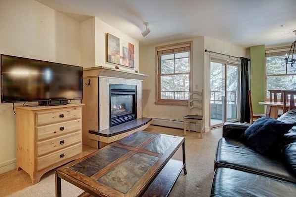 Living Room, Furniture, Indoors, Screen, Couch