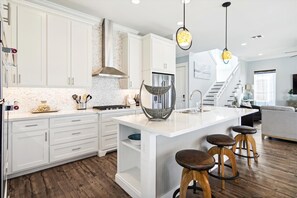 You'll Love the Kitchen's Breakfast Bar! - The kitchen bar area is just the right setting for visiting with the chef, enjoying an afternoon nibble, or just sitting and chatting.