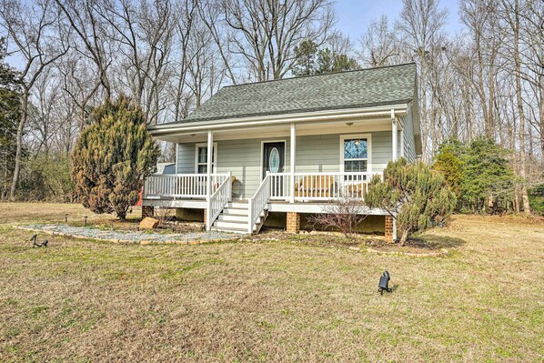 Hustle Vacation Rental | 2BR | 1BA | 950 Sq Ft | Stairs Required