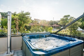 Spa tub