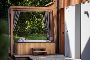 Outdoor spa tub