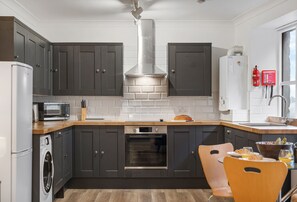 Harbour Steps, Falmouth: The aesthetic modern well-equipped kitchen