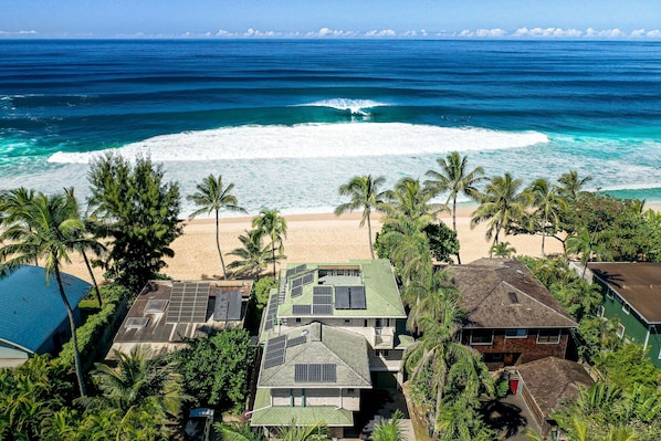 Front row view to Bonzai Pipeline!