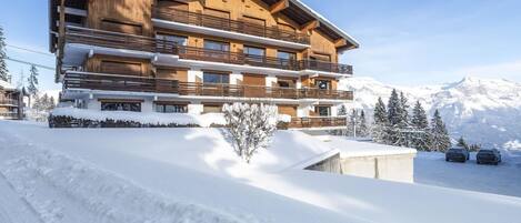 Ciel, Nuage, Neige, Jour, Bâtiment, Plante, Montagne, Arbre, Pente, Maison