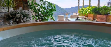 Outdoor spa tub