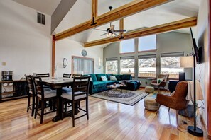 Exquisite Dining area, seats 6