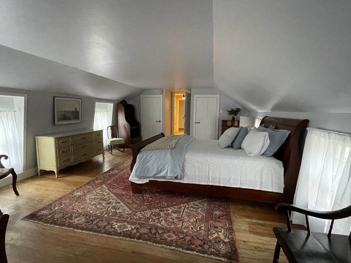 Large Charming Historic House close to Beaches
