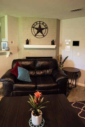 Large living room with oversized leather set