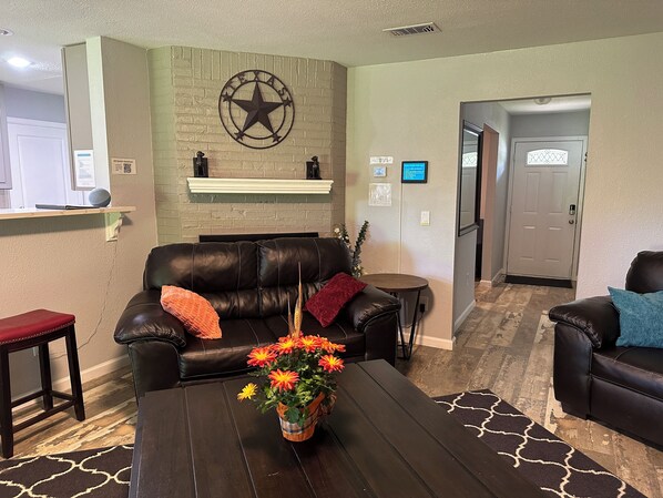 Large living room with oversized leather set