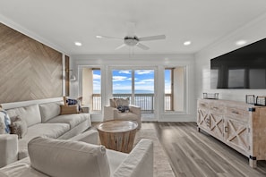 Brand new furniture & custom wood wall, 65 inch smart TV, beautiful ocean view 