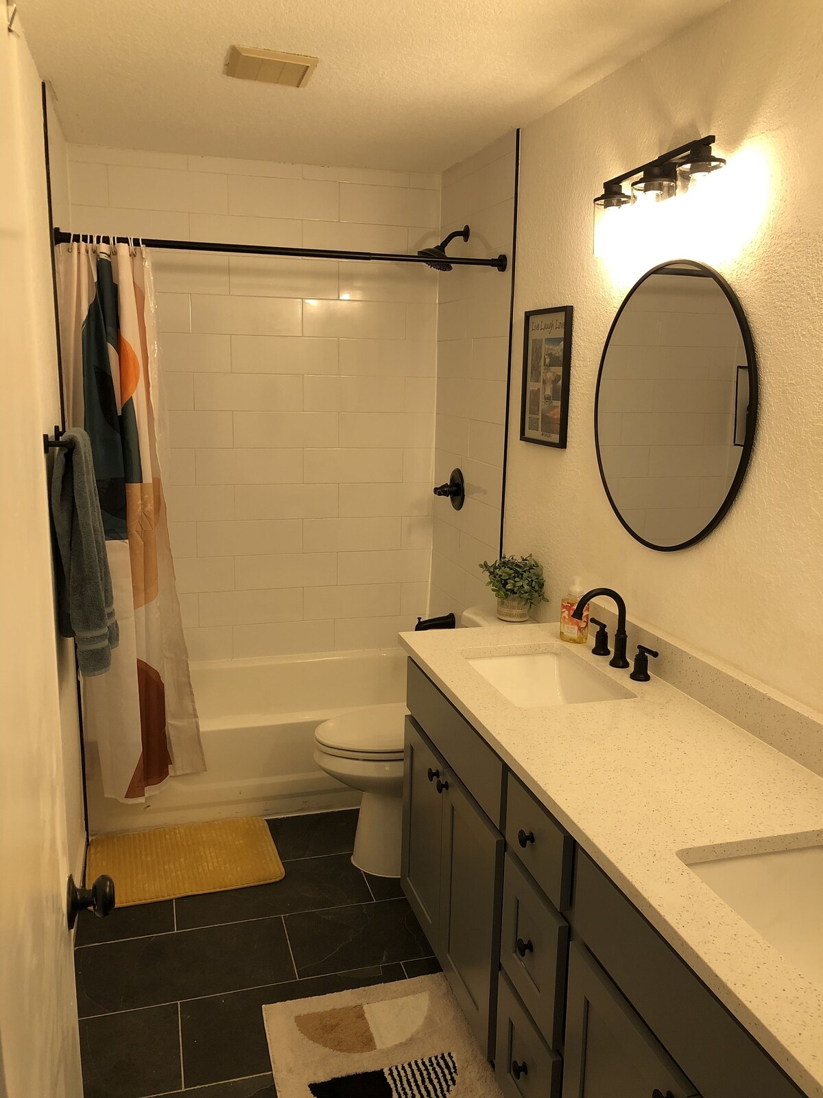 Cozy farmhouse feels in Old town Buda- 12 miles from Austin!