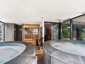 屋内スパ浴槽