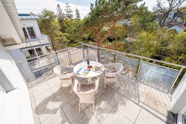 Balkon mit Gartenmöbeln