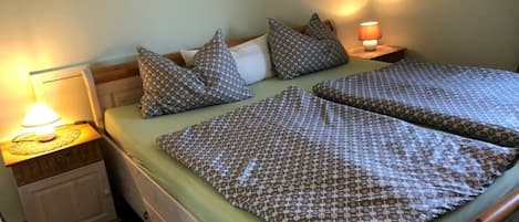 Schlafzimmer 1, seniorengerechte Betten