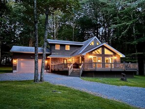 Picture a warm summer evening in the great outdoors at the PB&J Chalet—perfect for enjoying the fresh air and creating unforgettable memories! Learn more about our guest experience at truenorthpocono.com!