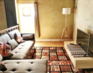 mezzanine/salle télé, avec un canapé lit