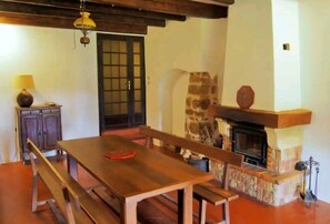 salle a manger avec une grande table pour 10/12 personnes 