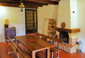 salle a manger avec une grande table pour 10/12 personnes