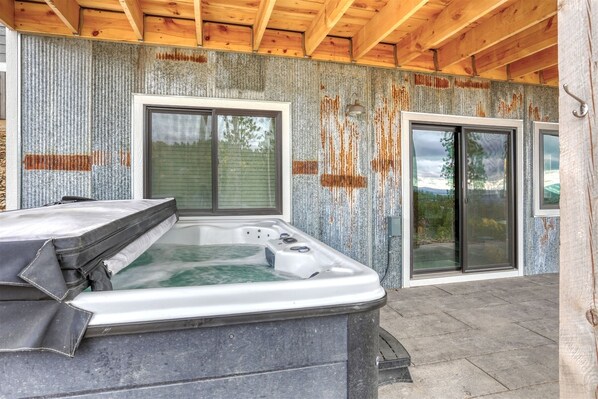 Hot tub on Deck