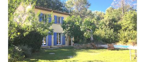 La Maison du Bonheur, sa piscine privée et son jardin dans un écrin de verdure