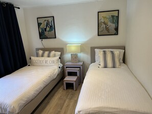 Guest room 4 (two twin beds)