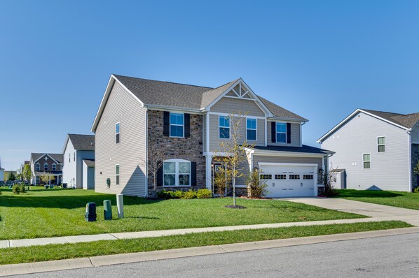 Brownsburg Vacation Rental | 4BR | 3.5BA | 3,200 Sq Ft | 1 Step to Enter