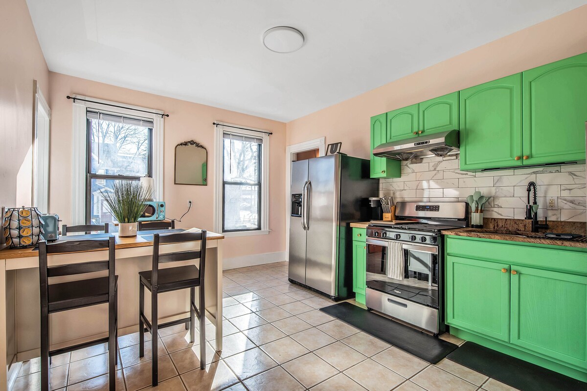 Peachy Paradise in the Heart of East Rock Near DT | Yale | SOM