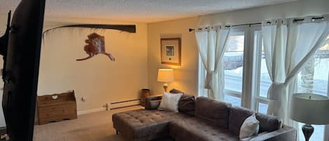 Living Room w/Smart TV