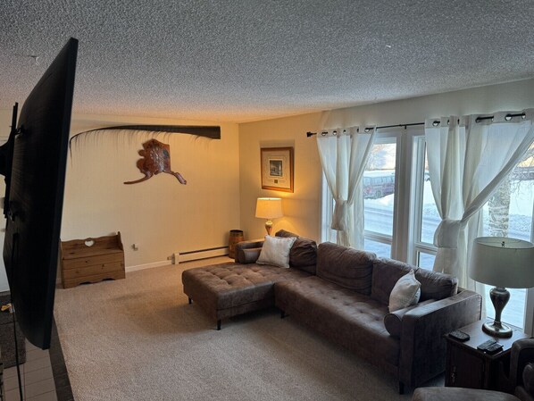 Living Room w/Smart TV