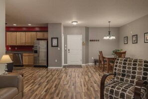 Entrance/Dining