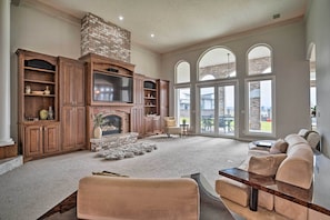 Living Room | Gas Fireplace | Free WiFi | Columbia River Views