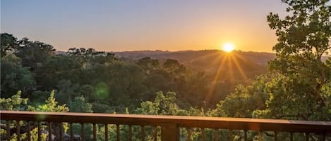 Stunning views, yet 2 minute drive to Atascadero downtown