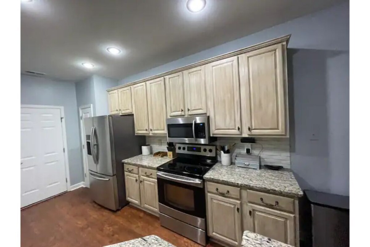 Cheerful 4-bedroom home with indoor fireplace