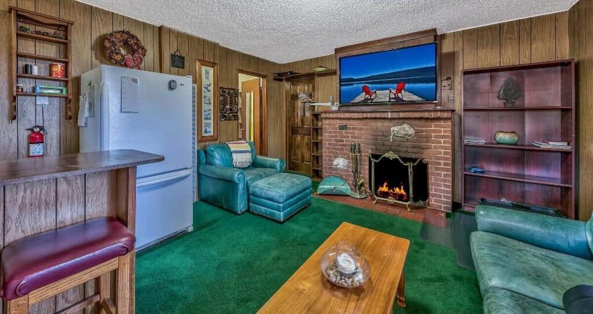 Cozy 1-Bedroom 4 plex Chalet with Fireplace & Kitchenette. NO PETS.