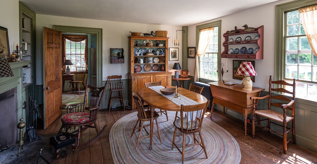 New England Colonial home with fabulous Connecticut River views!!