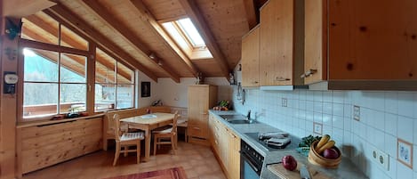 Panoramaferienwohnung, 65 m², 1-4 Pers., Wohnküche, Balkon-Wohnküche mit Panoramafenster