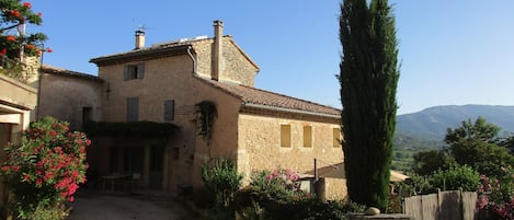 Maison avec devant la terrasse privative et la cour commune aux autres maisons