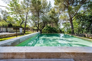 Piscine de style bassin provençal