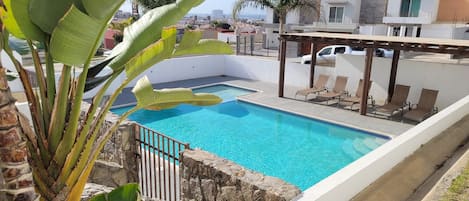 Alberca y palapa del faraccionamiento.

Pool and palapa view