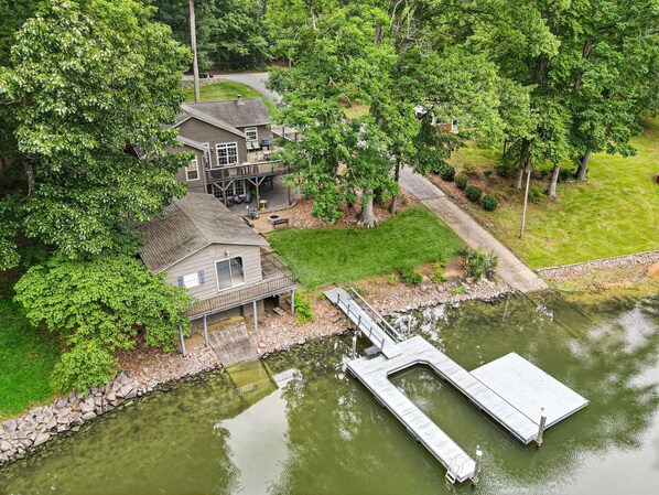 Your lakefront retreat! Reach out to us right away with any questions!