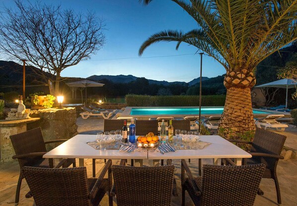 Outdoor dining