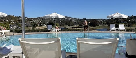 Bañera de hidromasaje al aire libre