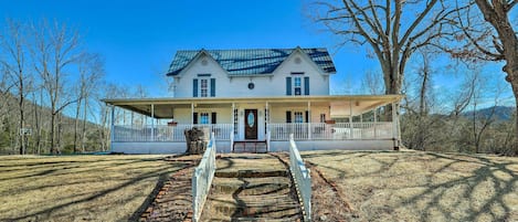 Weaverville Vacation Rental | 5BR | 2.5BA | 2,375 Sq Ft | Step-Free Access