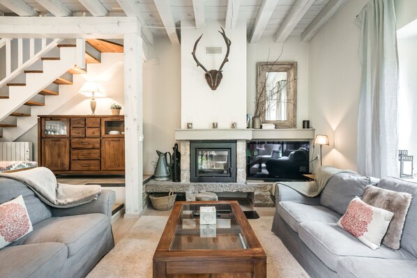 Beautiful dining room at Casa Aneto by Totiaran. Located in Una