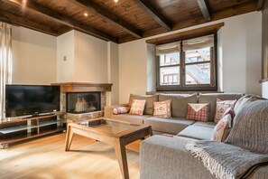 Beautiful dining room of the Tulmas by Totiaran apartment. Located in Val de Ruda. At the foot of the slopes.