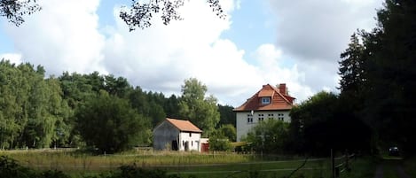 Idyllische Lage in einer Waldlichtung
