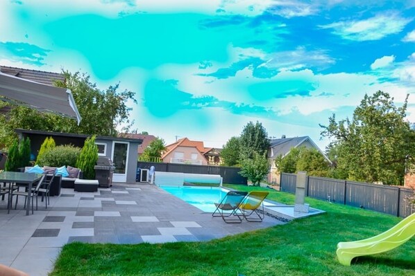 Terrasse avec piscine chauffée